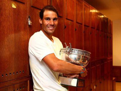 Nadal posa en el vestuario con el trofeo de campeón de Roland Garros. En vídeo, declaraciones de Nadal en rueda de prensa.