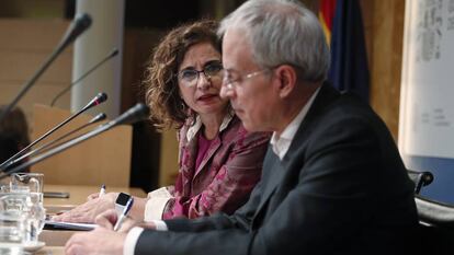 La ministra de Hacienda, María Jesús Montero, y el secretario de Estado de Hacienda, Jesús Gascón.