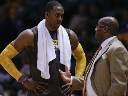 Mike Brown, entrenador de los Lakers, da instrucciones a Dwight Howard.
