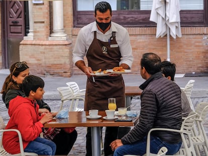 Un camarero atiende una mesa en un bar de Sevilla, este martes.