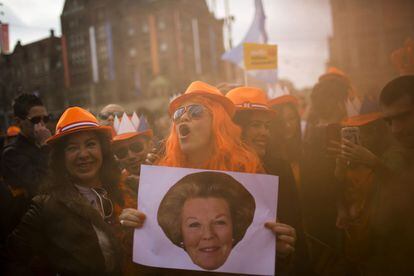 Es fiesta en Holanda, multitud de personas se han congregado en las cercanías del Palacio Real para dar la bienvenida al nuevo Rey.