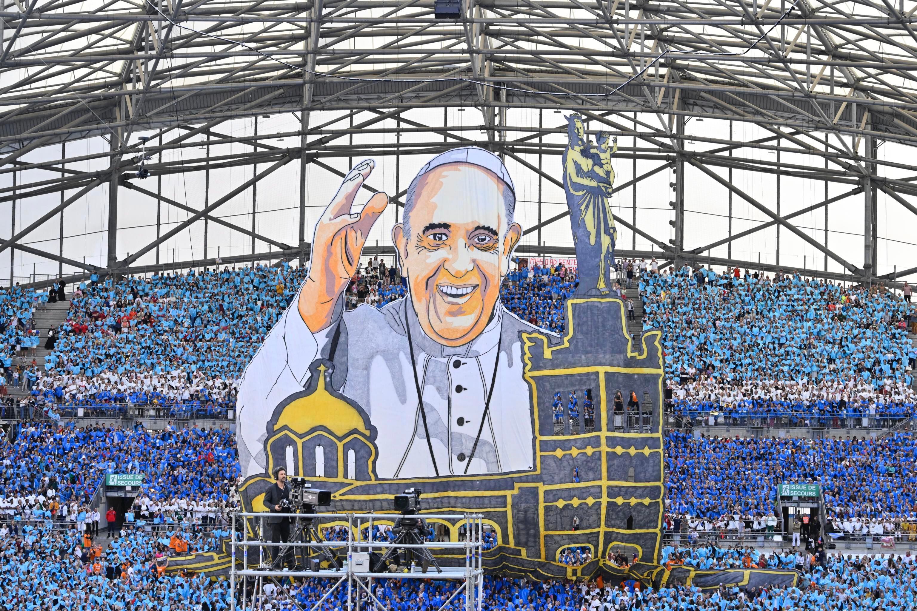 Pancarta desplegada en el estadio Stade Vélodrome de Marsella, templo futbolístico del Olympique, para recibir al papa Francisco este sábado. 