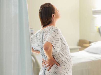 Una mujer embarazada, en la habitación de un hospital.
