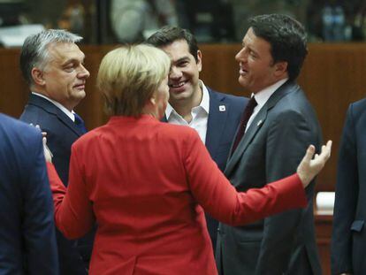 Los primeros ministros de Hungr&iacute;a Viktor Orban, Grecia Alexis Tsipras  e Italia, Matteo Renzi, charlan con la canciller alemana Angela, Merkel, Bruselas el pasado viernes