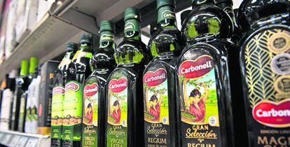 Botellas de aceite de la marca Carbonell, propiedad de Deoleo. 