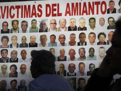 Pancarta con víctimas por amianto frente a la sala de lo Social de Sevilla.