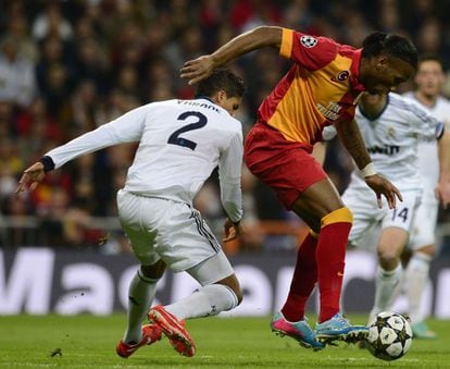 Varane pelea el balón con Drogba.