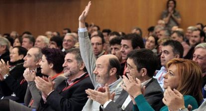 Rubalcaba, Patxi L&oacute;pez y Elena Valenciano, el pasado febrero en Bilbao.