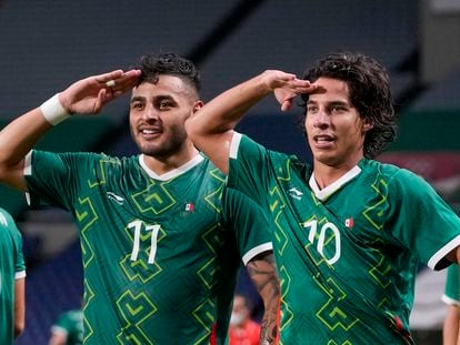 Alexis Vega y Diego Lainez celebran el tercer gol de México contra Japón, este viernes.