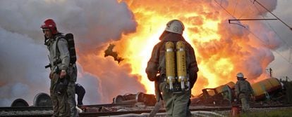 Miembros de los Servicios de emergencia tratan de sofocar el incendio tras el descarrilamiento del tren en las proximidades de la frontera entre Ucrania y Polonia.