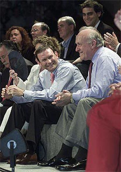 El <i>lehendakari</i>, Juan José Ibarretxe, junto a Xabier Arzalluz, ayer, en el cierre de campaña del PNV en Bilbao.