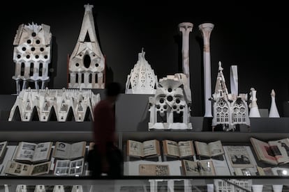 La sala de la exposición de Gaudí del MNAC con los yesos de la Sagrada Familia.