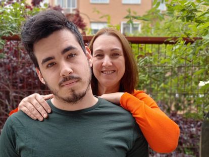Myriam Sanchidrián y su hijo Rubén deciden hablar del trastorno de Gilles de la Tourette, que le fue diagnosticado al joven cuando tenía nueve años.
