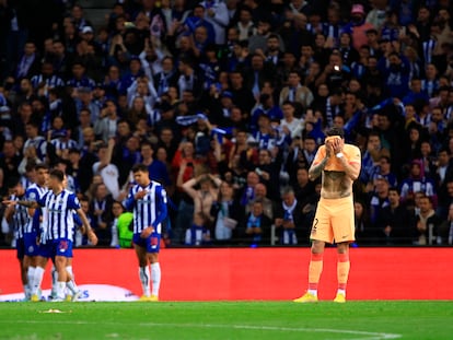 Giménez se lamenta después del segundo gol del Oporto.