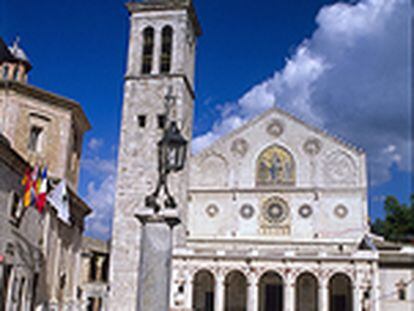 La plaza de la catedral de Spoleto, con su delicada fachada tardorrománica.