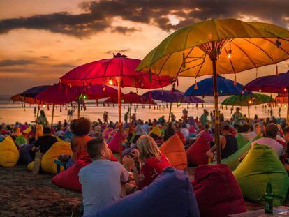 Atardecer en la playa de Denpasar, en Bali (Indonesia). 