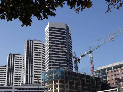 Un edificio en construcción junto a viviendas residenciales en Bilbao. 