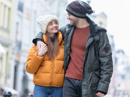 Los abrigos acolchados o con capucha son algunas de las prendas más demandadas en invierno. GETTY IMAGES.