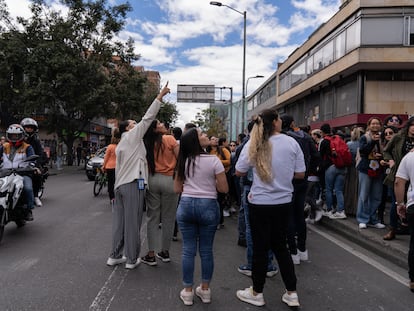 Ciudadanos salen a las calles por un temblor registrado en Bogotá, el 17 de agosto de 2023.