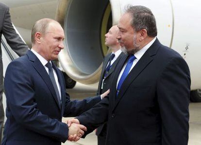 El presidente Putin saluda al ministro Lieberman a su llegada a Tel Aviv.