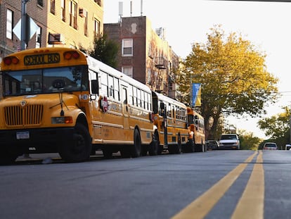 Autobuses escolares a la puerta de un colegio de Brooklyn (Nueva York), el pasado 6 de octubre.