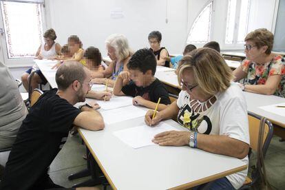 Abuelas y niños durante una clase en la Universidad de Alicante.
