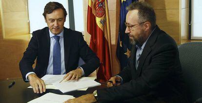 Rafael Hernando, del PP, y Juan Carlos Girauta, de Ciudadanos, firman el pacto de investidura.