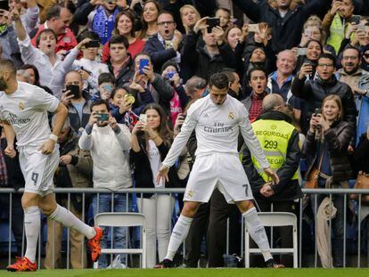 Cristiano celebra el 1-0 ante el Atlhletic junto a Benzema.