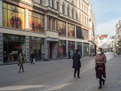 Transeúntes en el boulevard Anspach de Bruselas.