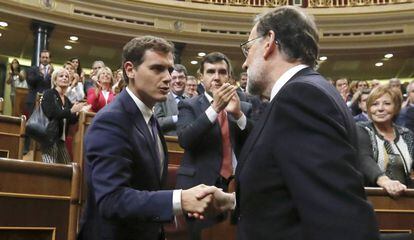 Albert Rivera felicita a Mariano Rajoy tras su investidura como presidente.