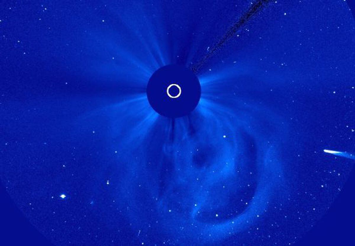 Солнце жгут. Комета Ison. Ison. Амонг АС Комета. Ison Evalutsiya.