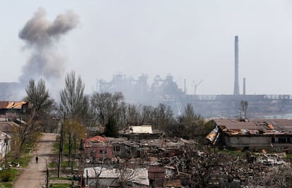 Las imágenes captadas por un dron que sobrevuela la ciudad de Mariupol, una de las más castigadas por la invasión rusa, muestran las columnas de humo que salen de la metalúrgica Azovstal, situada junto al puerto. Los combatientes ucranios resisten en esta planta metalúrgica, una de las más grandes de Europa, con vistas al mar de Azov.