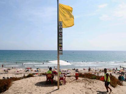 La playa Larga de Salou, ayer con bandera amarilla. 