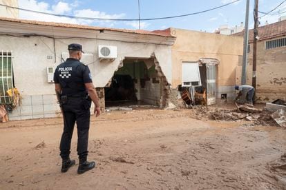 Un agente de la Guardia Civil ante los destrozos en Javalí Viejo (Murcia).