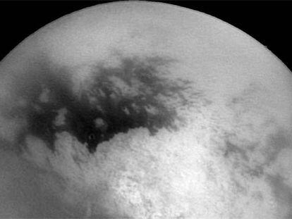 En Titán, <i>Cassini </i>observó nubes el 11 de diciembre (en la imagen).