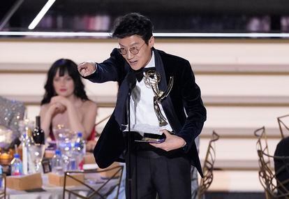 Hwang Dong-hyuk acepta el Emmy por Mejor dirección de una serie dramática, por su desempeño en 'El juego del calamar'.