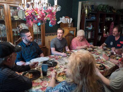 Zuckerberg, en el medio, con la familia de Daniel Moore, a su lado, en Newton Falls (Ohio), en una fotografía publicada en su página de Facebook.