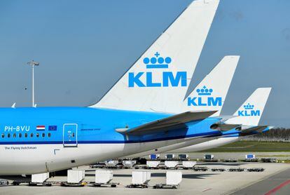 Aviones de KLM aparcado en el aeropuerto de Ámsterdam-Schipol, el pasado abril.