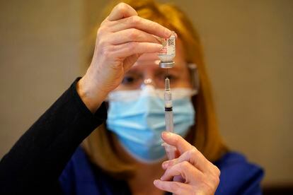 Una funcionaria del condado de Chester, llena una jeringuilla con una dosis de la vacuna de Moderna para administrarla a los trabajadores sanitarios.