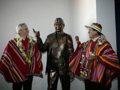 Evo Morales, a la derecha, y el vicepresidente García Linera junto a una estatua del presidente.