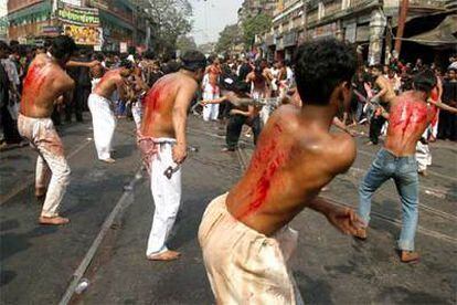 Musulmanes chiíes se flagelan en las calles de Calcuta, India, con motivo de la Ashura.