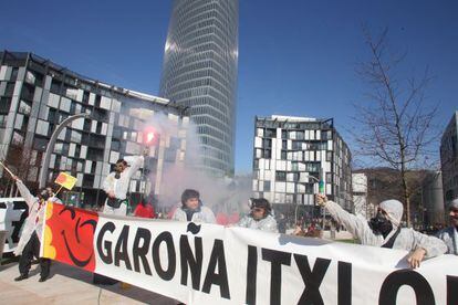 Algunos manifestantes protestan contra la central nuclear de Garoña la semana pasada, coincidiendo con la inauguración de la Torre Iberdrola.