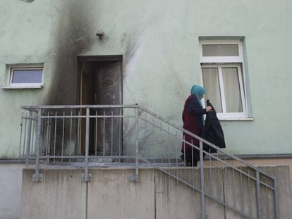 La fachada y la puerta de la mezquita Fatih Cami en Dresde, tras la explosi&oacute;n.