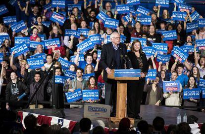 Sanders y su esposa se dirigen a sus fieles en Vermont