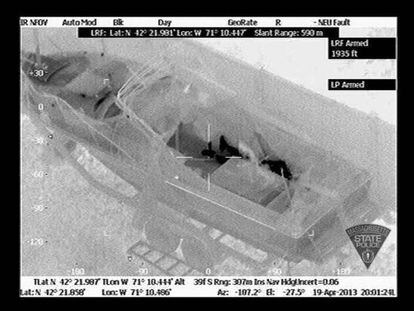 Foto a&eacute;rea tomada con rayos infrarrojos en la que se ve el cuerpo de Dzhokhar Tsarnaev escondido en el interior de un bote.