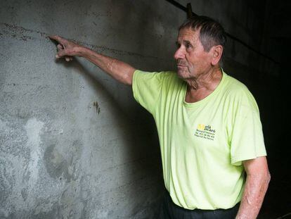 Un habitant de Sant Llorenç assenyala la marca de l'aigua en una casa.