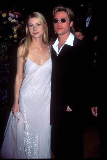 Gwyneth Paltrow y Brad Pitt, en la alfombra roja de los Oscar de 1996, celebrados en Los Ángeles (EE UU).