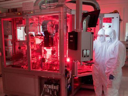 Empleados de Volkswagen en una sala de fabricación de baterías para coches eléctricos en Alemania.