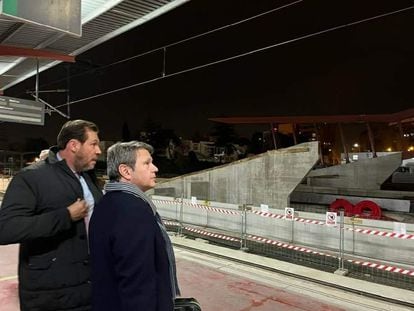 El ministro de Transportes, Óscar Puente, y el secretario de Estado de Transportes, José Antonio Santano, durante una visita a las obras de la estación madrileña de Chamartin.