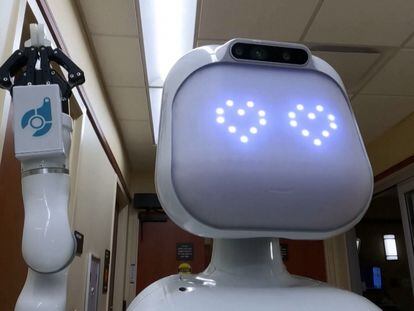 Uno de los enfermeros robots del hospital Elmhurst Memorial en Chicago, Illionis
